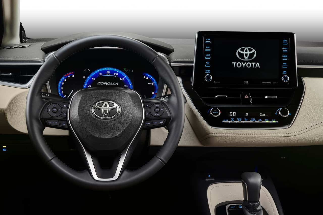 El Toyota Corolla 2020 adopta el diseño impuesto por las regulaciones de seguridad de la Unión Europea que obliga que las pantallas de navegación e info-entretenimiento estén 
<b>al nivel de la visión del conductor</b>, de manera que este no tenga que bajar la vista o dejar de ver la vía para interactuar con los sistemas.