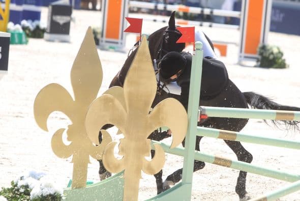 Perdió el estilo en una de sus clases de equitación.