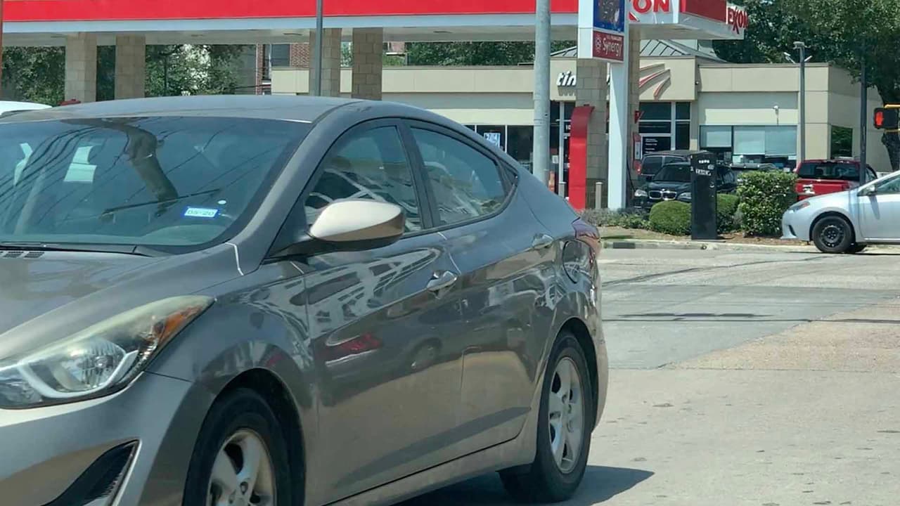 De acuerdo con las autoridades del condado Harris, hay quienes usan las placas de papel falsas para no pagar en las carreteras de peaje o vender autos robados.