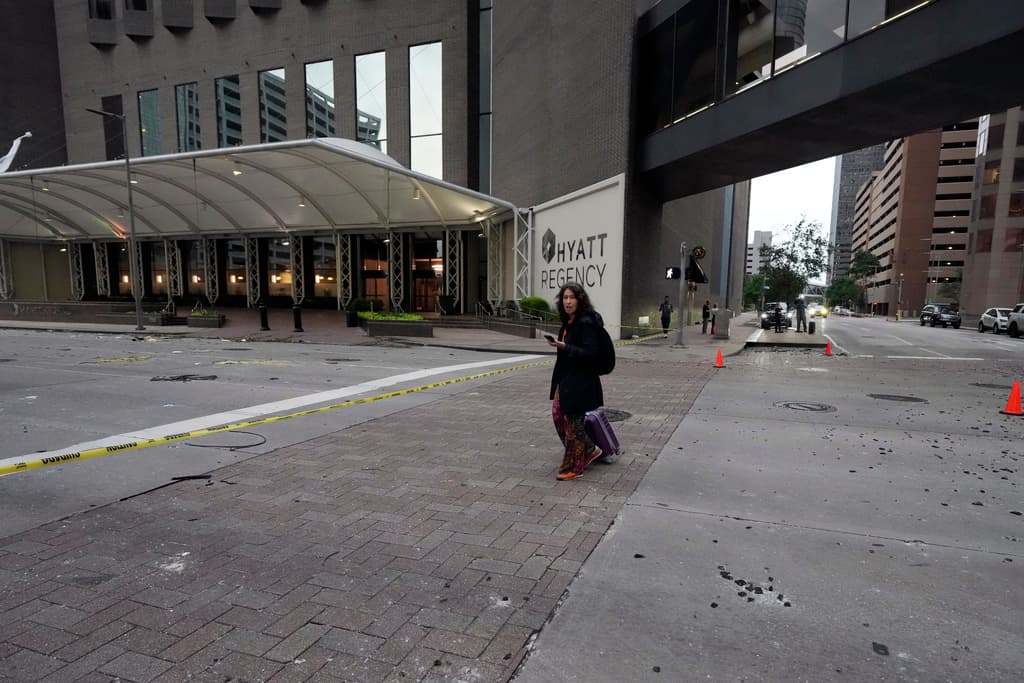 Se anticipan retrasos para las personas que intenten utilizar los servicios de transportación pública. Se les recuerda que aún quedan calles inundadas y 
<b><a href="https://www.univision.com/local/houston-kxln/tras-los-estragos-de-la-tormenta-houston-se-prepara-para-un-nuevo-dia-de-tiempo-severo-video" target="_blank">este viernes se esperan lluvias nuevamente</a></b>.