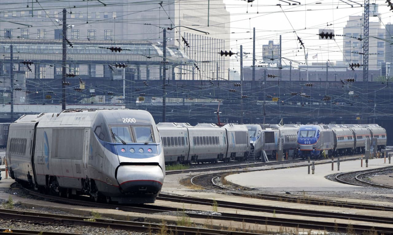 El tren Acela, que recorre el corredor del noreste conectando Boston, Nueva York y Washington, está realizando inversiones en sus vías para mejorar su velocidad.
