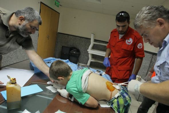 Un niño recibe tratamiento en un hospital después de dos explosiones en Trípoli.