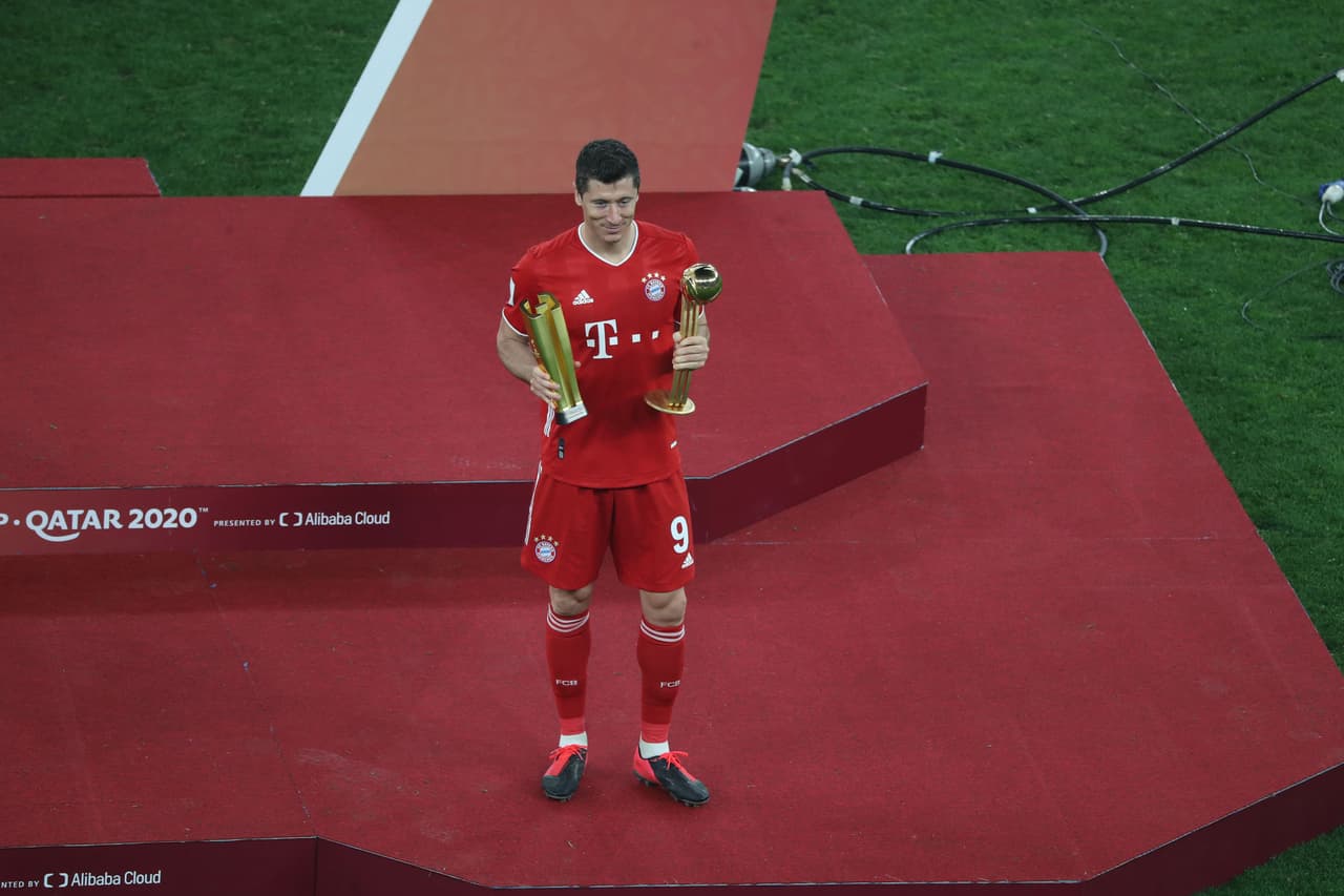 Robert Lewandowski no solamente se queda con el famoso sextete sino también se consagró con el Balón de Oro del Mundial de Clubes y con el premio al Mejor Jugador.