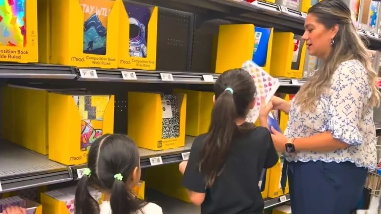 Todo listo para el regreso a clases: Padres buscan ofertas antes del fin de semana sin impuestos