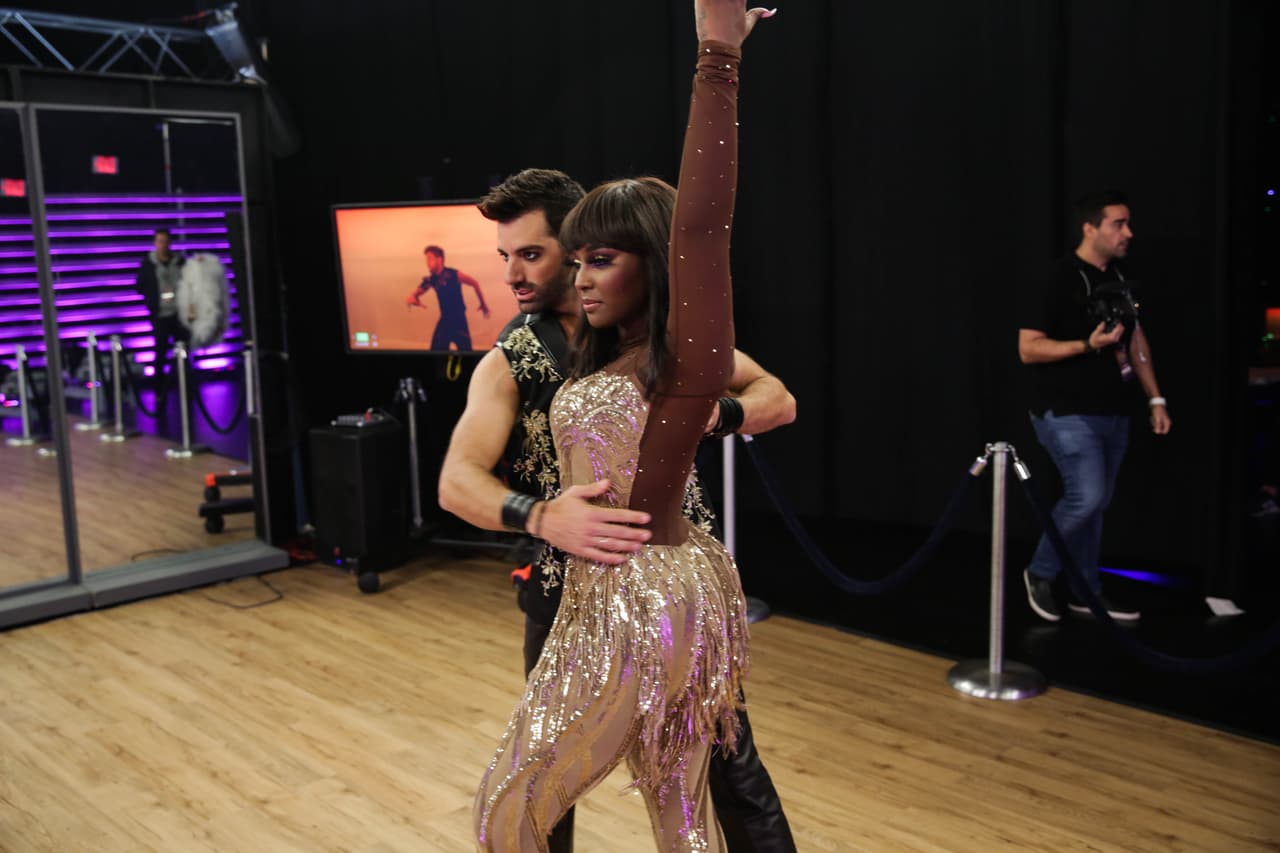 Backstage, la pareja ensayaba su coreografía con la intención de dar el mejor show al público.