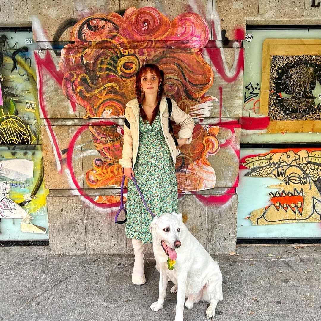 Cada que puede, la actriz presume con sus fans a su perrito, Güero y, como era de esperarse, las fotos junto a él durante su embarazo no podían faltar.