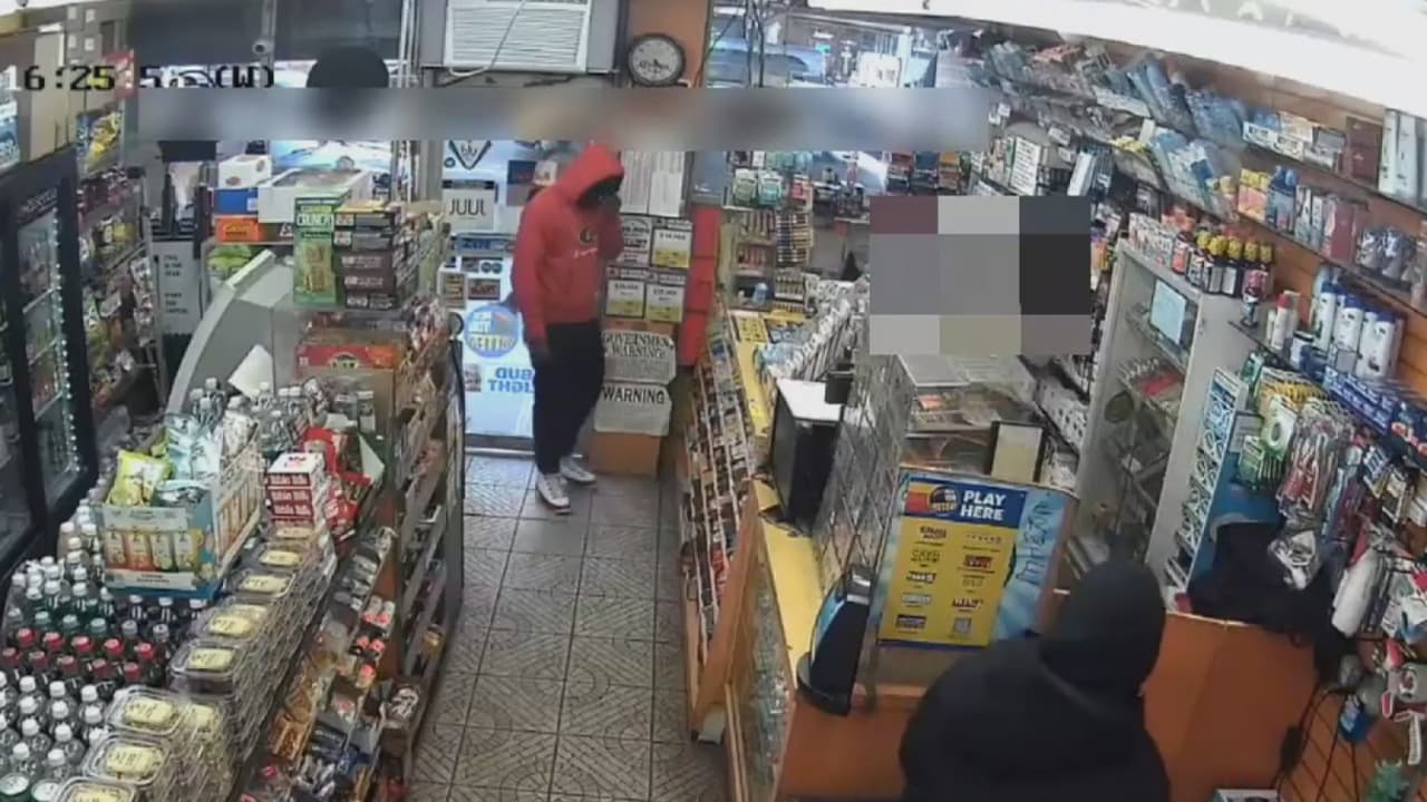Buscan a ladrones que asaltaron a mano armada una tienda de cigarrillos en Manhattan