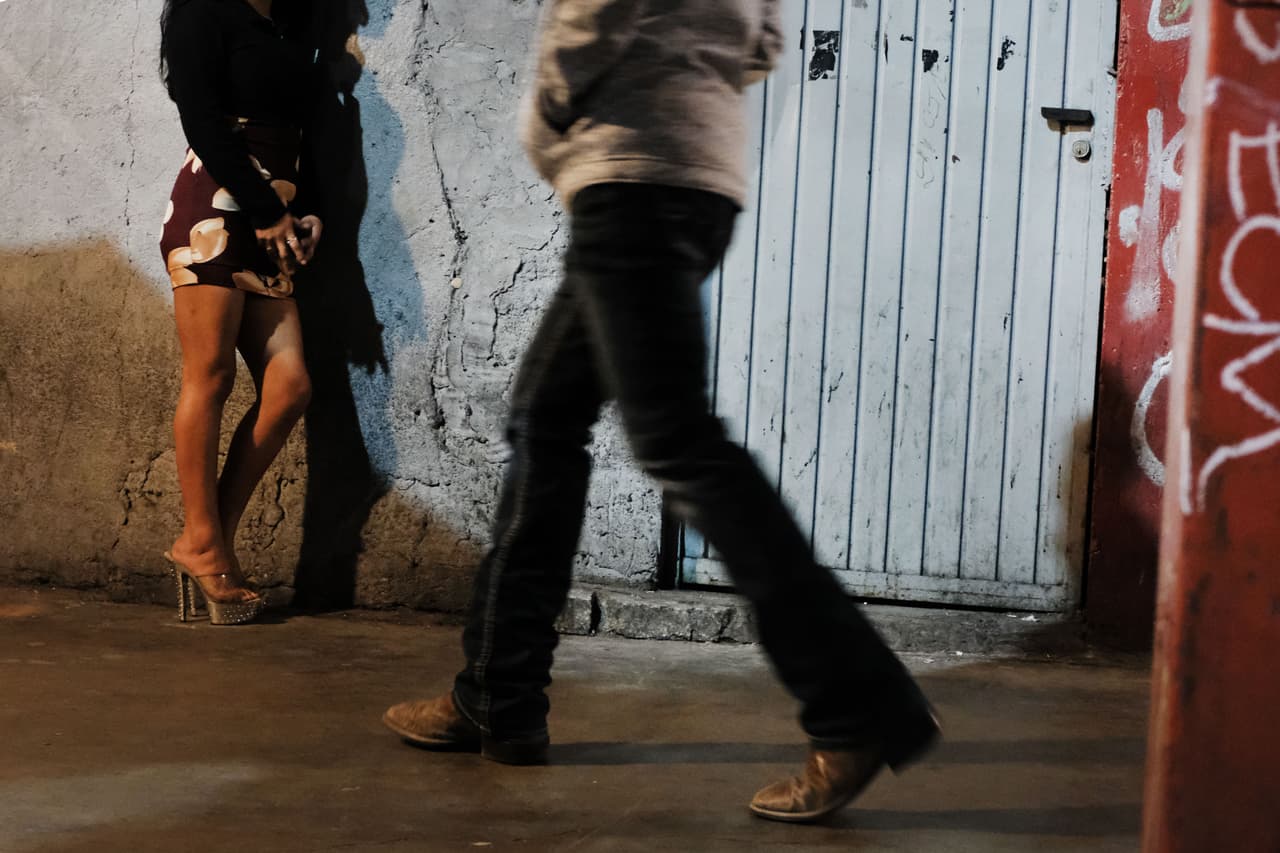 En la denuncia se señala que una joven, de 17 años, fue obligada a cometer estos actos sexuales en el bar Puerto Alegre.