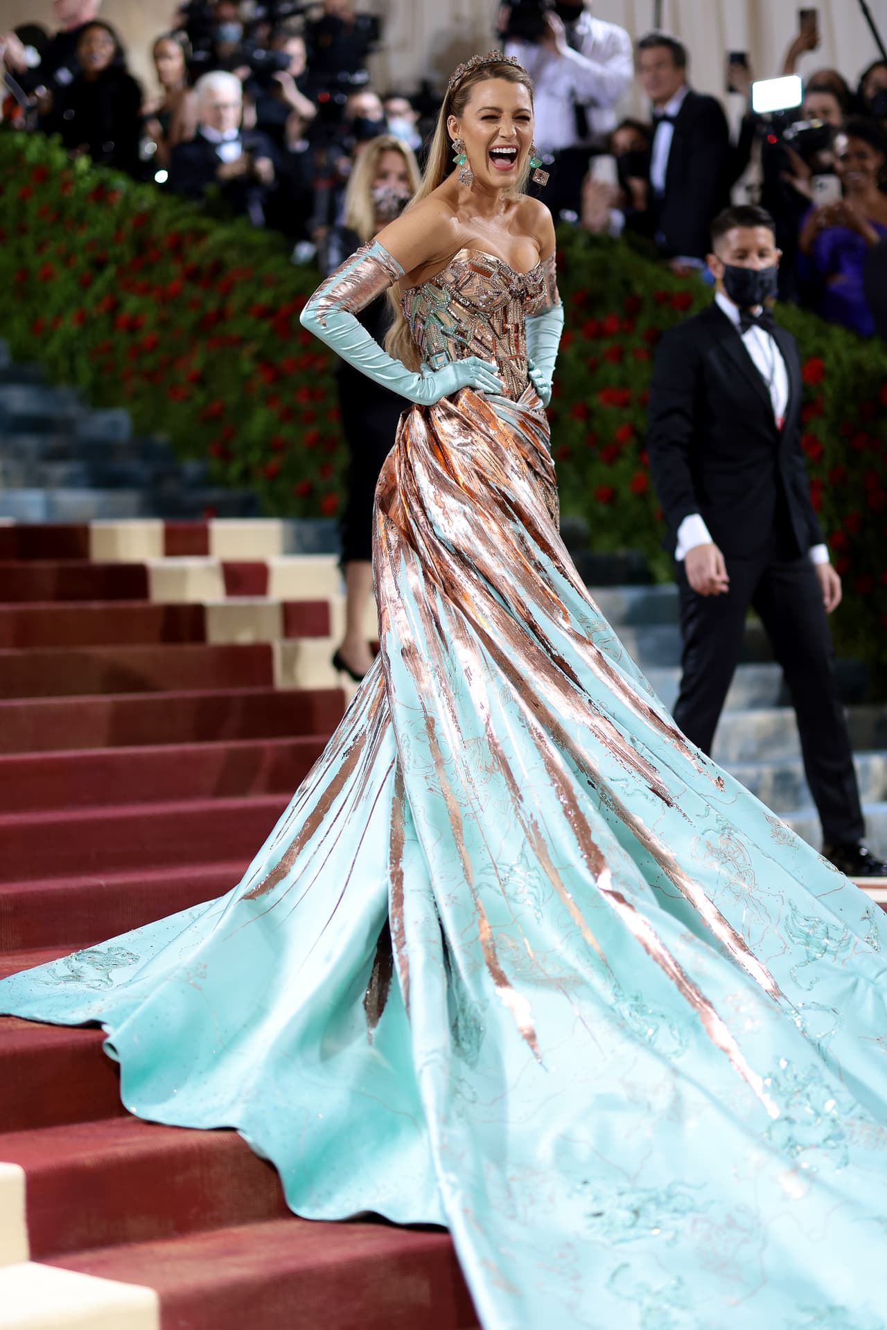 Por si fuera poco, mientras subía las escaleras de la alfombra roja de la Met Gala 2022 la actriz fue apoyada por dos hombres para deshacer el gran moño de su vestido y revelar una gran falda de tono azul. Este cambio de colores se trató de una referencia a la oxidación de la Estatua de la Libertad.
<br>