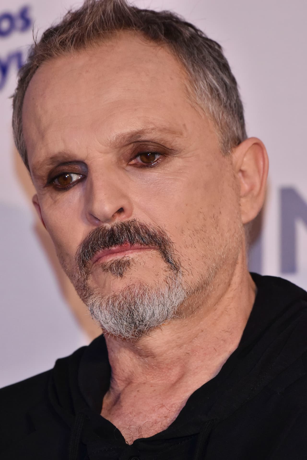 De hecho, el comunicador le cuestionó cuántas veces al día se pone gel antibacterial o cuántas pruebas PCR se ha hecho en los últimos meses. La respuesta para ambos casos fue contundente: 
<b><a href="https://www.univision.com/radio/omar-y-argelia-show/video-existe-y-ha-matado-mucha-gente-miguel-bose-cambia-de-opinion-sobre-el-coronavirus-video" target="_blank">"Nunca". </a></b>
<br>