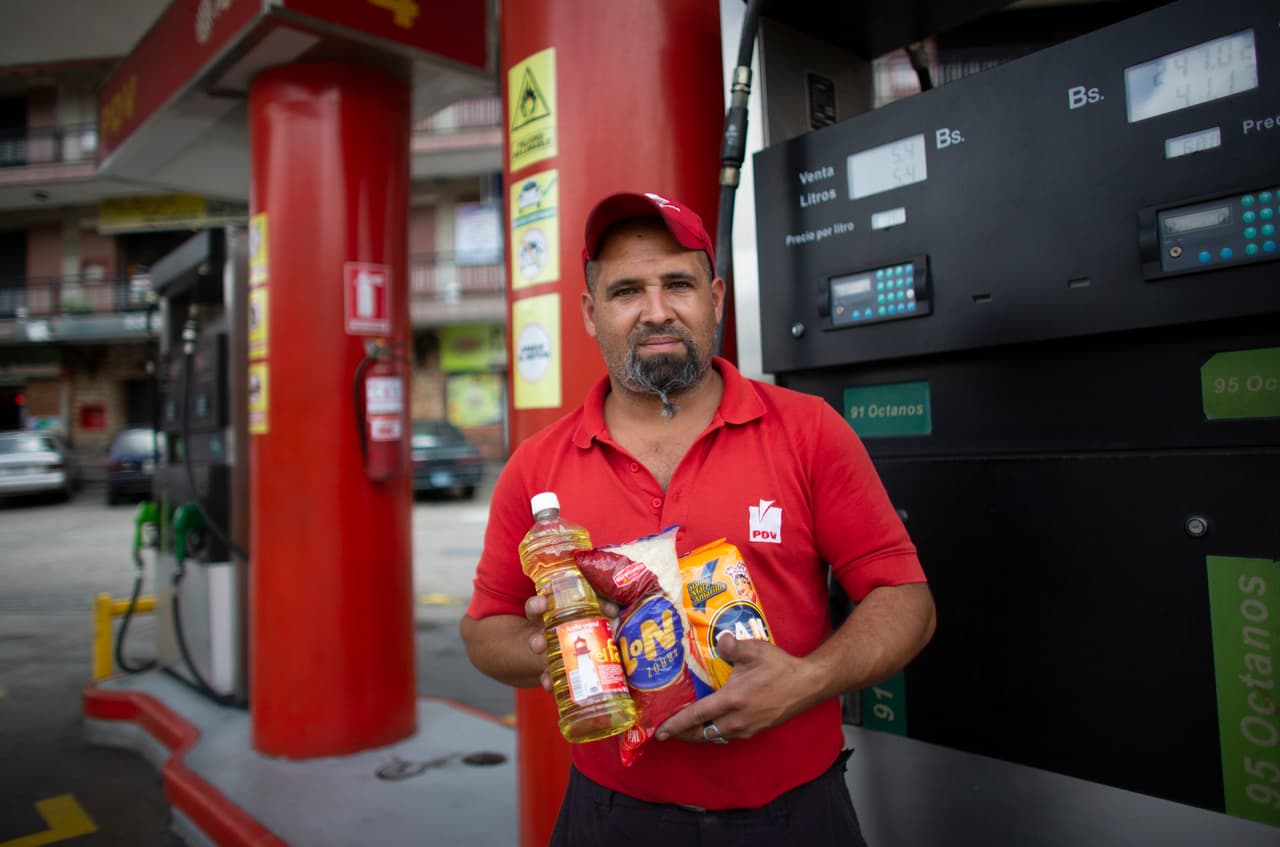 Sánchez muestra los alimentos que recibió por la gasolina: una botella de aceite para cocinar, un kilo de arroz y un paquete de harina de maíz. Los precios del combustible son un asunto muy serio en Venezuela. Unas 300 personas murieron en 1989 en disturbios que estallaron cuando se decretó un leve aumento en los precios. Maduro ha reconocido que la petrolera estatal, PDVSA, pierde miles de millones de dólares al año por la discrepancia entre el precio de la gasolina y los costes de producción.