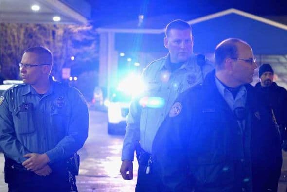 Jon Belmar, jefe de la policía del condado St. Louis, no proporcionó más detalles en torno al robo sobre el que se le preguntó a Martin. El oficial dijo que Martin sacó una pistola 9mm cargada y el agente hizo tres disparos mientras trastabillaba hacia atrás. Una de las balas alcanzó a Martin, que no usó su arma. Murió en el lugar. Con la información de The Associated Press