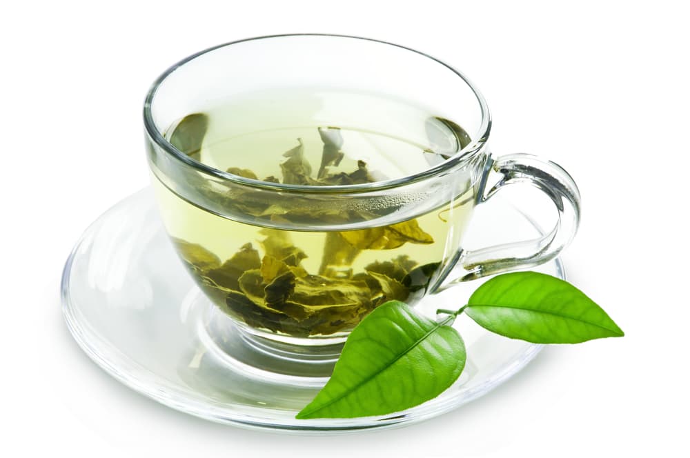 Prepárate también tomando una infusión de té, como un té verde, y acuérdate infusión, no cocimiento. La infusión consiste en poner a hervir el agua, y después que está hirviendo fuera de la candela, o del horno, le pones su bolsita, y luego lo tomas cuando ya pasaron unos cinco minutos y el té verde es muy bueno, tómalo diariamente.