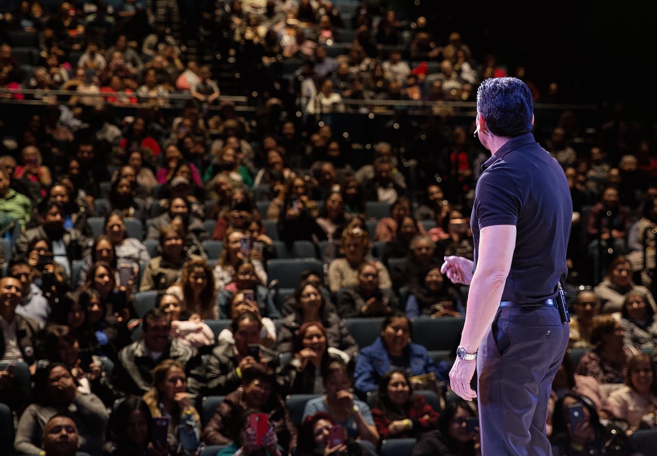 El auditorio repleto escuchando la conferencia final: la del motivador, conferencista y médico cirujano César Lozano.