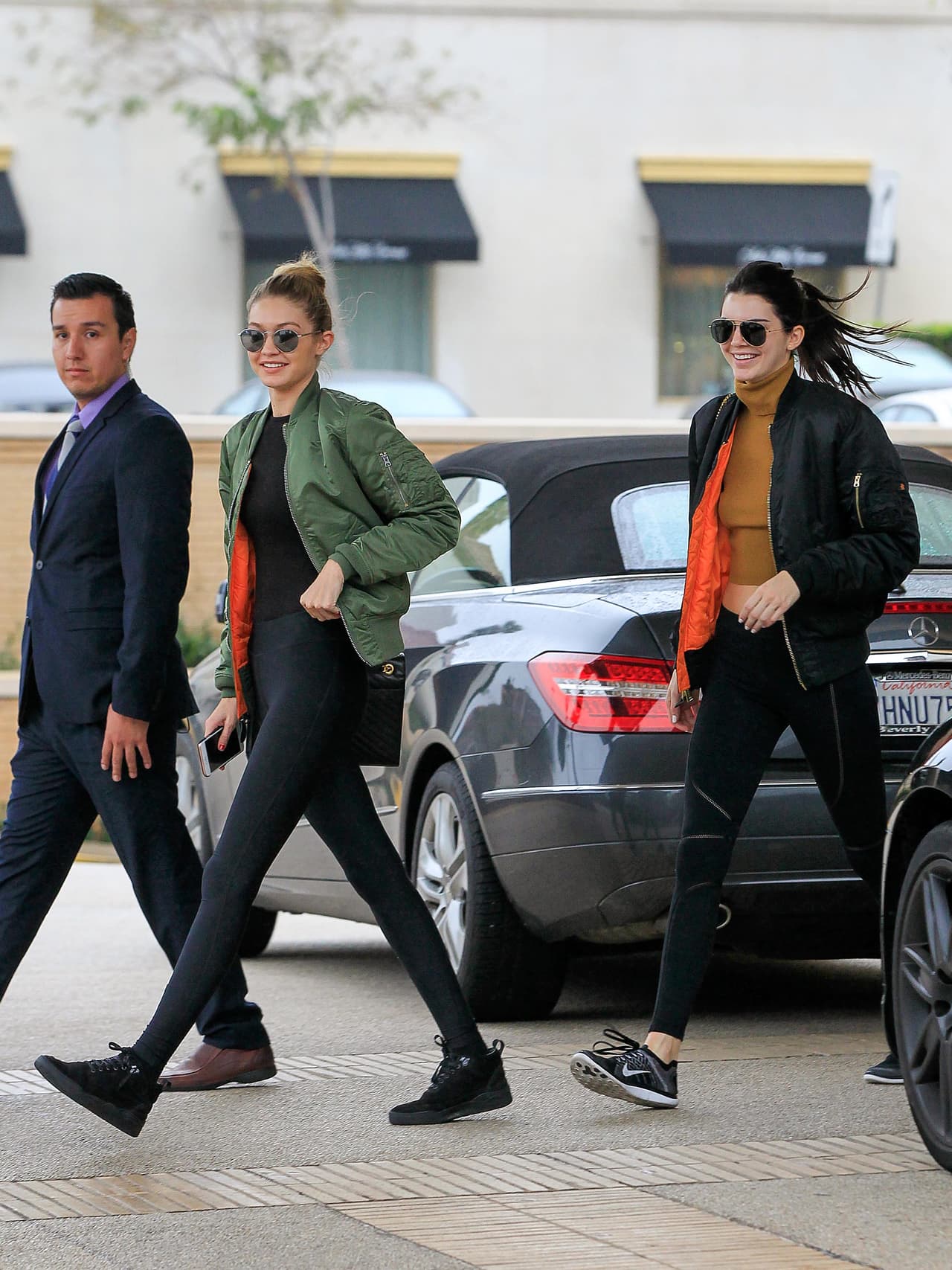 Las amigas se fueron de compras navideñas.