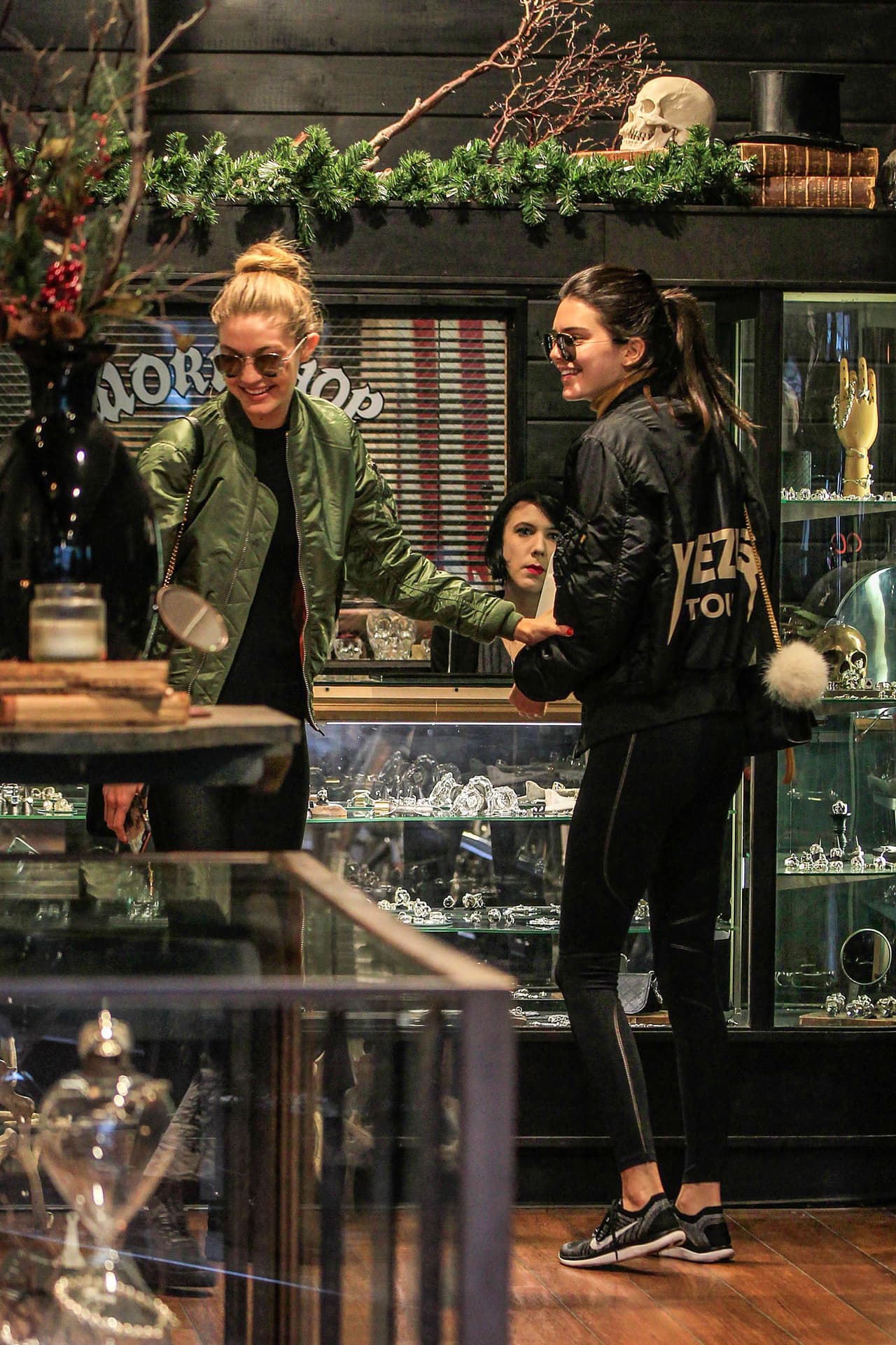 Viendo anillos, collares y otros accesorios.