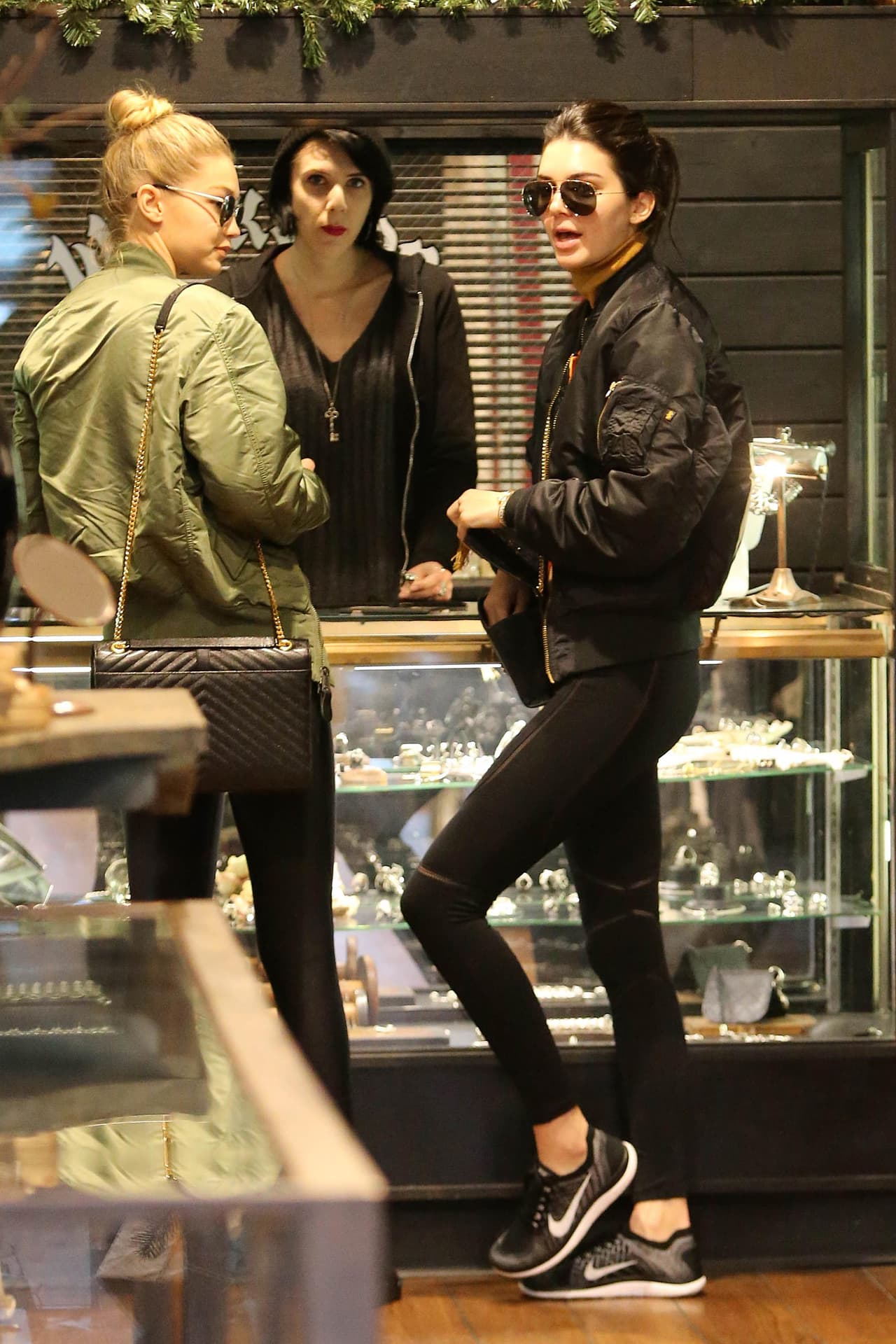 Aquí dentro de otra tiendita.