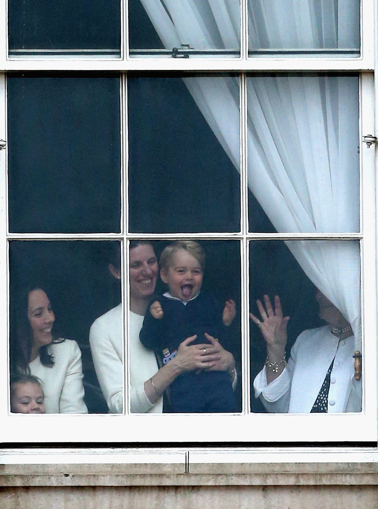El Príncipe George Alexander Louis feliz desde la ventana.