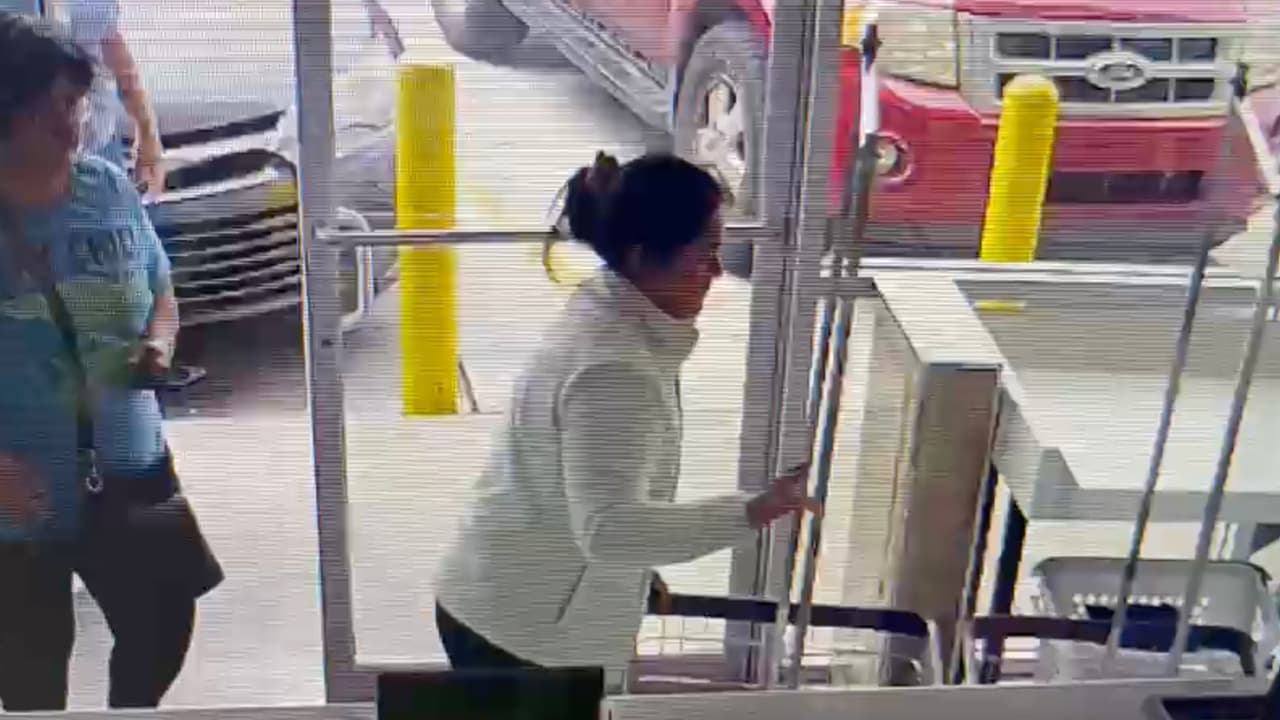 A la madre de familia, de 43 años, se le vio 
<a href="https://www.univision.com/local/houston-kxln/hijos-elsa-marina-murillo-queja-falta-respuesta-de-policia-houston-fotos" target="_blank">por última vez</a> cuando fue a lavar ropa a una lavandería en Hillcroft Avenue a poco más de una milla de la carretera 59 al suroeste de Houston.