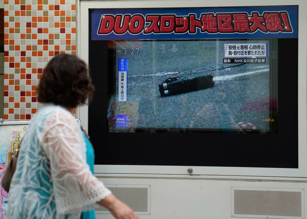 La televisión mostró el arma de fabricación casera que usó el atacante del ex primer ministro Shinzo Abe.