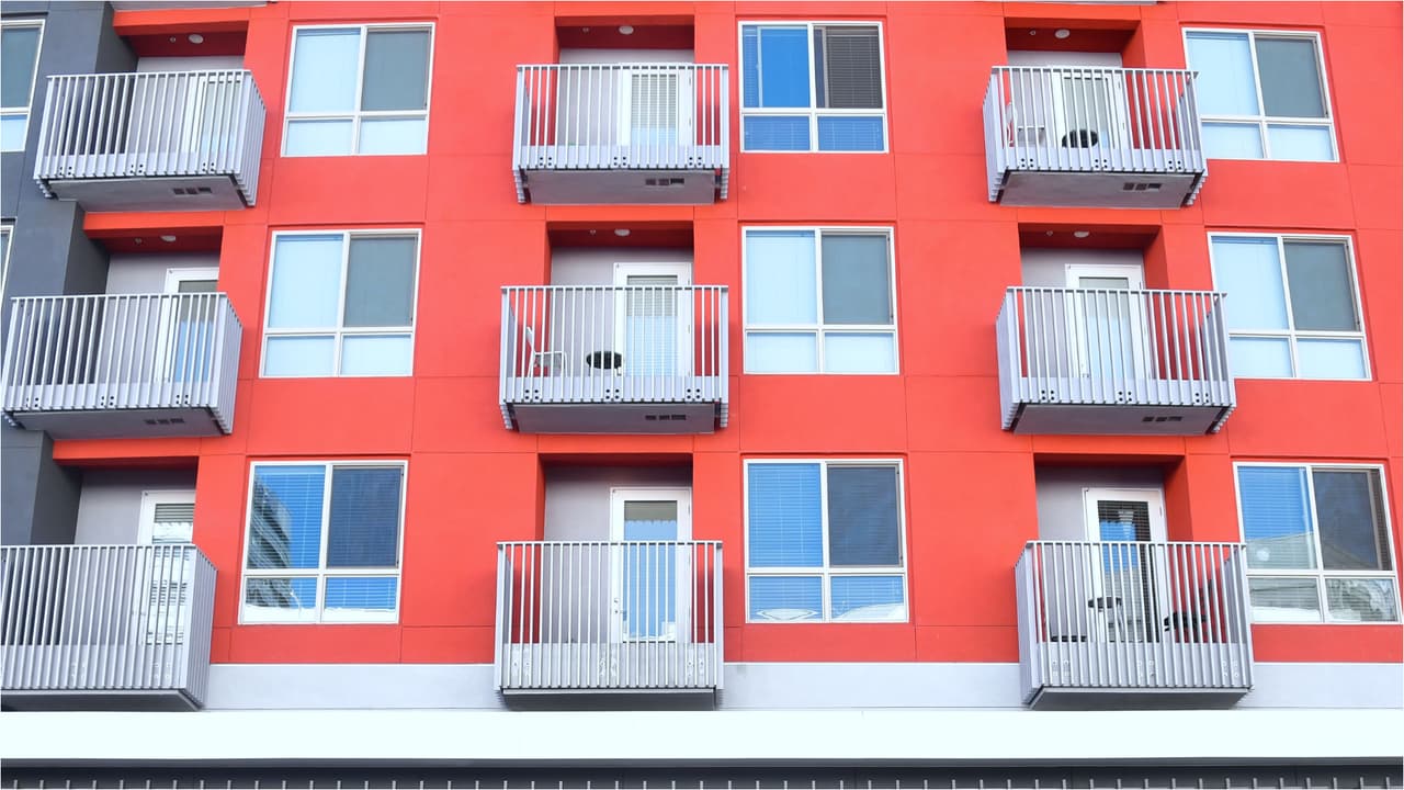 La ciudad de Los Ángeles abrió el pasado 30 de marzo las aplicaciones para el 
<a href="https://hcidla.lacity.org/" target="_blank">programa de ayuda para pagar la renta atrasada</a> más grande de Estados Unidos que dará un 
<b>alivio a unas 64,000 familias gracias a fondos recibidos con el tercer paquete de <a href="https://www.univision.com/temas/estimulo-economico">estímulo económico.</a></b>