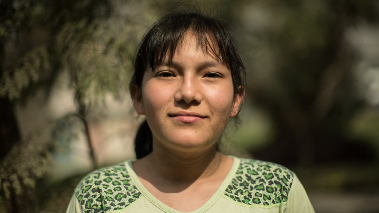 Ibet Machuca tiene 15 años y es peruana. Le gustan los números desde pequeña. Estudió en una escuela pobre donde no había laboratorios ni computadoras, pero junto a sus profesores y compañeros formó un club de matemáticas, donde enseñaba y ayudaba a sus compañeros.