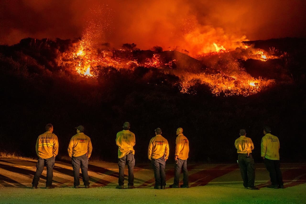 Bomberos observan mientras el incendio bautizado como Plaskett Fire avanza hacia la Autopista 1, el 28 de agosto de 2026, en Big Sur, California. (AP Foto/Ethan Swope)
