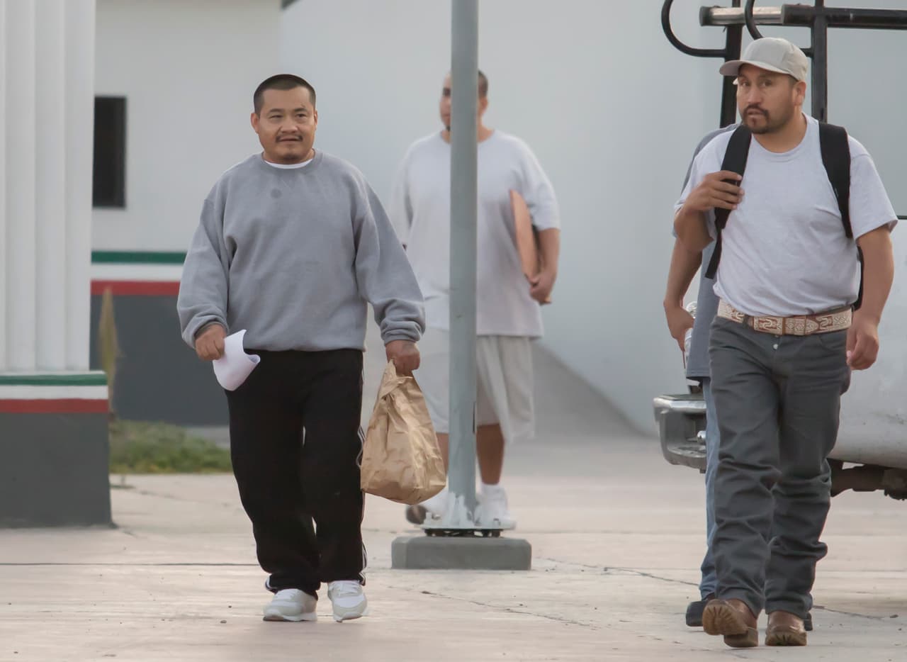 Migrantes deportados a sus país a través de la garita El Chaparral, en la frontera entre Tijuana, México y San Ysidro, EEUU. "Quiero dejar muy claro que no habrá deportaciones masivas. Todas las deportaciones se harán conforme a nuestro marco legal. El enfoque de las deportaciones será sobre gente con antecedentes criminales y todo esto se hará como siempre con estrecha colaboración con el gobierno de México. La amistad de nuestra frontera es importante", expresó el secretario de seguridad John Kelly en su visita a México.