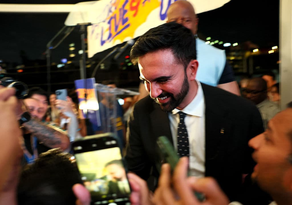 Si resultara victorioso, Mamdani se convertiría en el primer alcalde musulmán de Nueva York y el más joven desde 1914. Su victoria representaría un giro hacia la izquierda en el Partido Demócrata, impulsado por el descontento con el establishment y la crisis de asequibilidad en Nueva York.