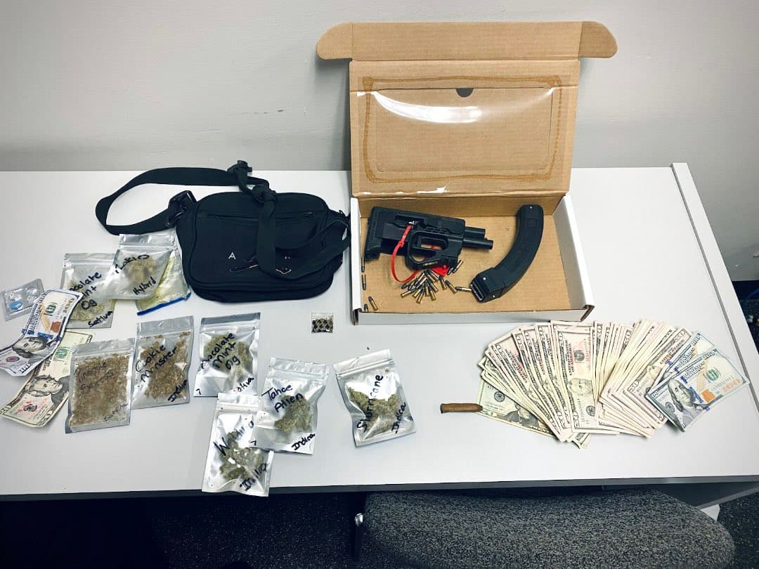 La policía también ha informado de diferentes arrestos, a individuos que han encontrado portando armas y drogas.
<br>