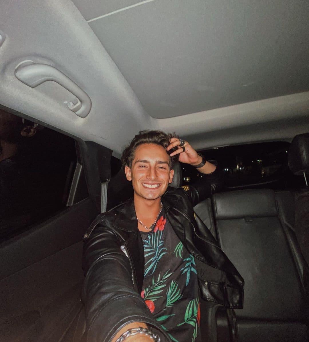 El actor y cantante incluso puntualizó que ya mostró sus glúteos en la serie 
<a href="https://www.vix.com/es-es/detail/series-3240?utm_medium=internal_referral&utm_source=univision&utm_campaign=breaking_news&utm_content=ed_entertainment&utm_term=slideshow" target="_blank">El Último Rey (que puedes ver aquí ViX+, el servicio de streaming premium de ViX)</a>, en la que interpretó a Alejandro Fernández.