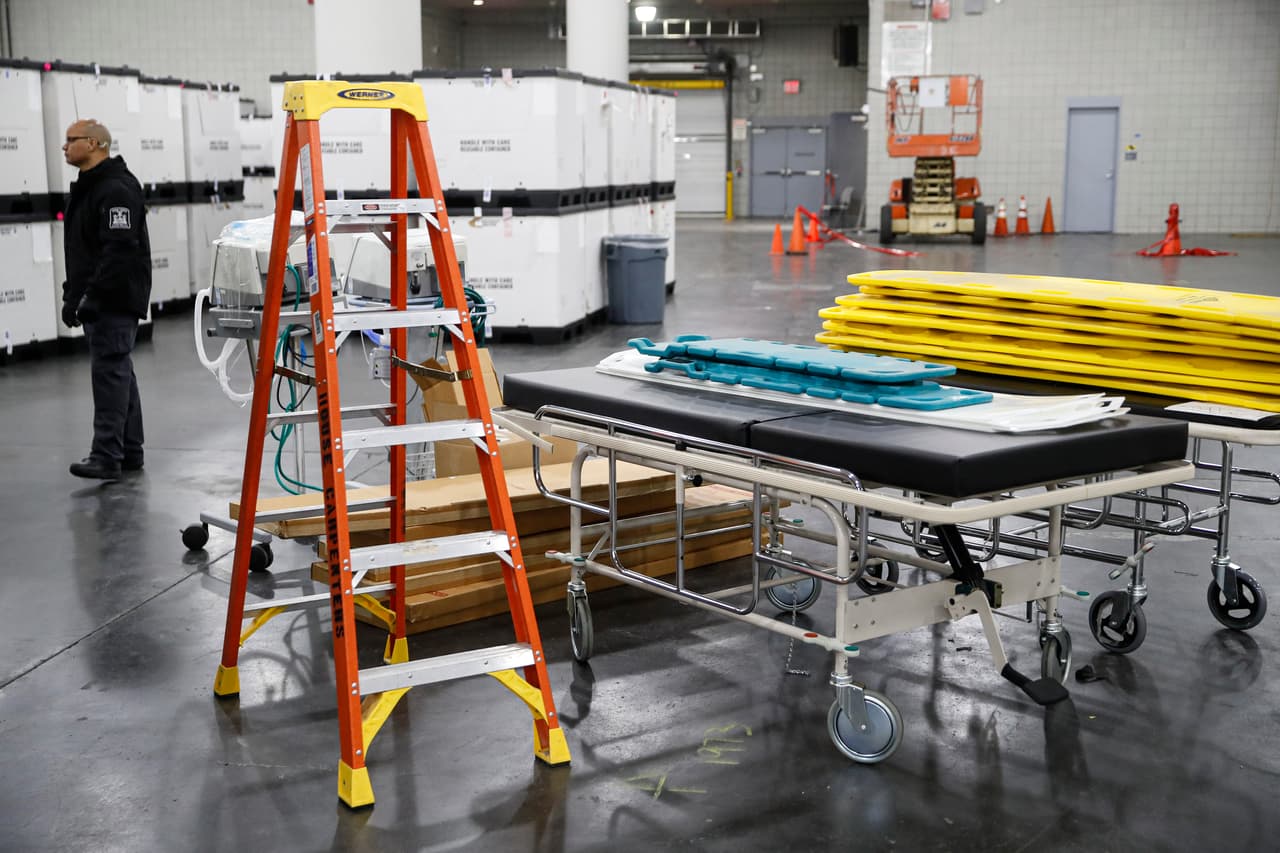 El Centro de Convenciones Jacob Javits cuenta con 2,500 camas máas para asistir a los hospitales de los cinco condados que atenderán a pacientes con coronavirus. Desde la semana pasada, la Guardia Nacional y FEMA lo transformaron en un hospital temporal.
<br>