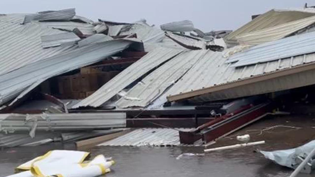 Un gimnasio ubicado al sureste de la ciudad se vio afectado por el azote de un potente 
<b><a href="https://www.univision.com/local/houston-kxln/que-intenso-tornado-pasadena-esto-dice-nws" target="_blank">tornado EF3</a></b> el martes 24 de enero.