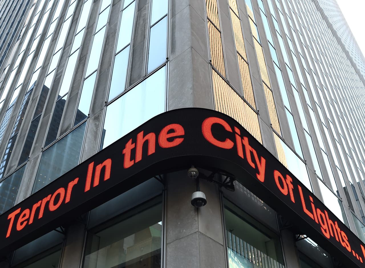 El dolor tras los atentados terroristas ocurridos este viernes en París es palpable en NY en donde cientos de personas, tanto en el Consulado francés como en la plaza Washington Square Park, se reunieron para honrar la memoria de las más de 100 víctimas fatales. El alcalde Bill de Blasio participó en una vigilia, junto al cónsul francés, Bertrand Lortholary, en donde reafirmó el apoyo de los neoyorquinos al pueblo galo.
