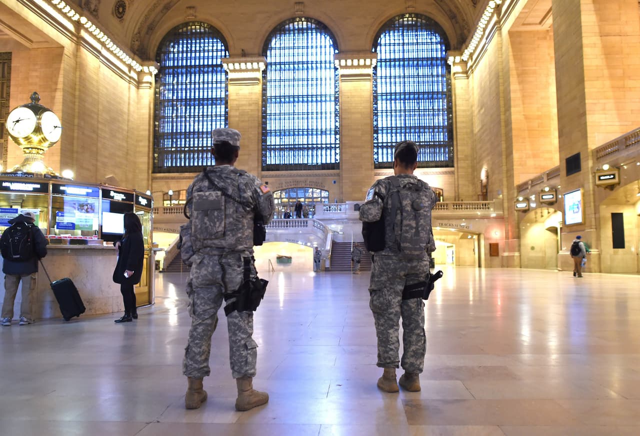 El dolor tras los atentados terroristas ocurridos este viernes en París es palpable en NY en donde cientos de personas, tanto en el Consulado francés como en la plaza Washington Square Park, se reunieron para honrar la memoria de las más de 100 víctimas fatales. El alcalde Bill de Blasio participó en una vigilia, junto al cónsul francés, Bertrand Lortholary, en donde reafirmó el apoyo de los neoyorquinos al pueblo galo.