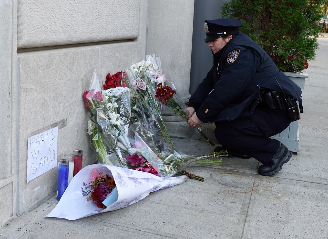 El dolor tras los atentados terroristas ocurridos este viernes en París es palpable en NY en donde cientos de personas, tanto en el Consulado francés como en la plaza Washington Square Park, se reunieron para honrar la memoria de las más de 100 víctimas fatales. El alcalde Bill de Blasio participó en una vigilia, junto al cónsul francés, Bertrand Lortholary, en donde reafirmó el apoyo de los neoyorquinos al pueblo galo.