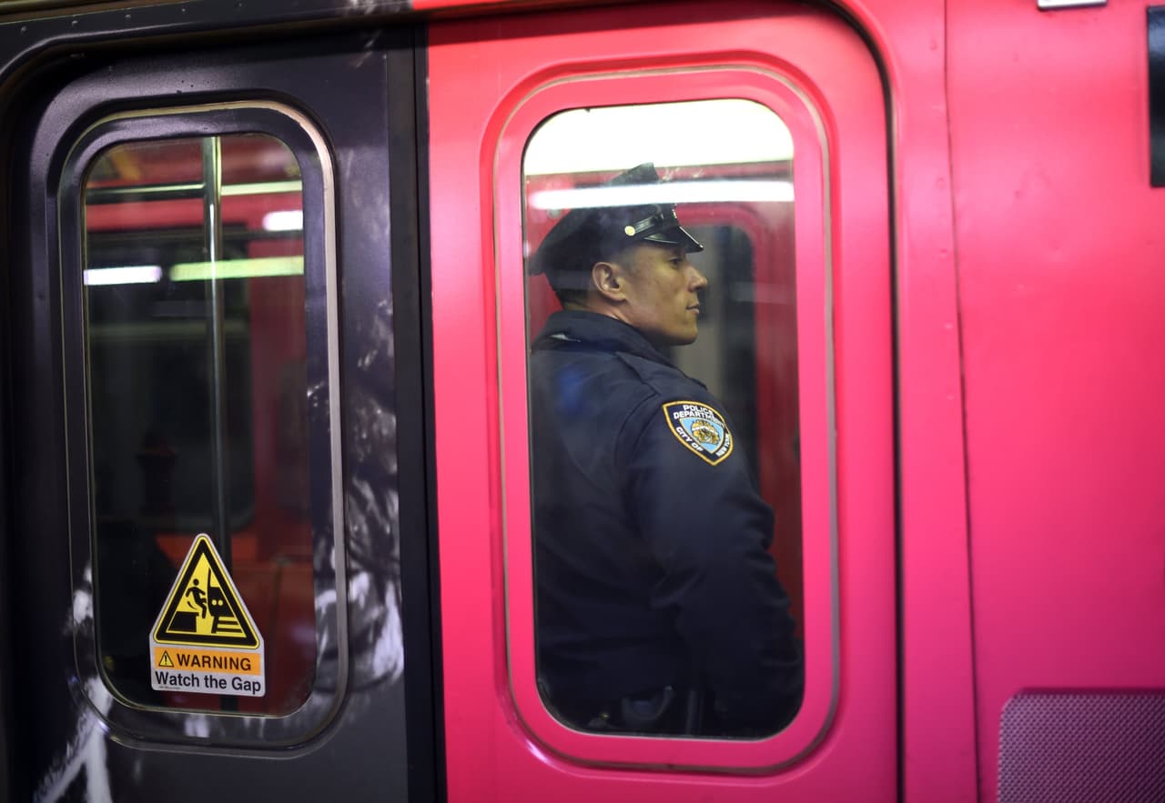 El dolor tras los atentados terroristas ocurridos este viernes en París es palpable en NY en donde cientos de personas, tanto en el Consulado francés como en la plaza Washington Square Park, se reunieron para honrar la memoria de las más de 100 víctimas fatales. El alcalde Bill de Blasio participó en una vigilia, junto al cónsul francés, Bertrand Lortholary, en donde reafirmó el apoyo de los neoyorquinos al pueblo galo.