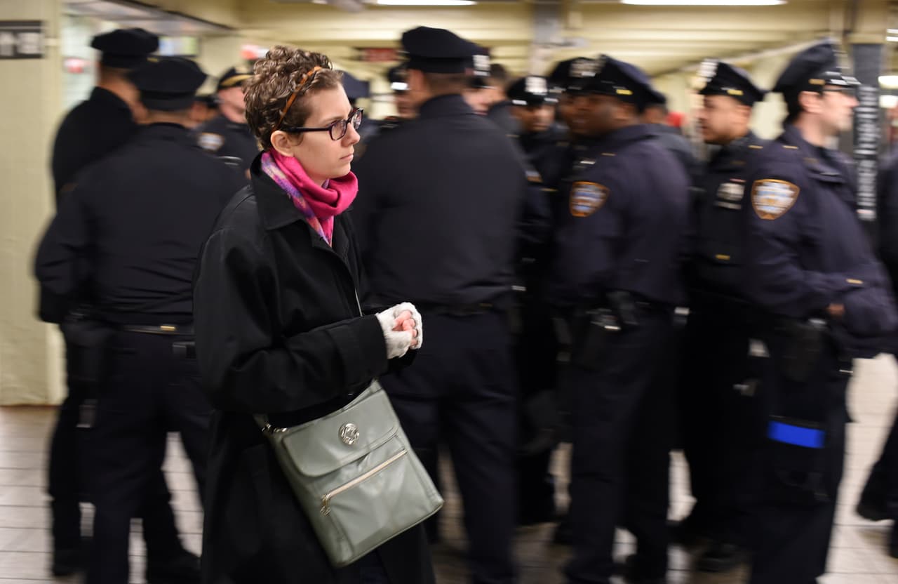 El dolor tras los atentados terroristas ocurridos este viernes en París es palpable en NY en donde cientos de personas, tanto en el Consulado francés como en la plaza Washington Square Park, se reunieron para honrar la memoria de las más de 100 víctimas fatales. El alcalde Bill de Blasio participó en una vigilia, junto al cónsul francés, Bertrand Lortholary, en donde reafirmó el apoyo de los neoyorquinos al pueblo galo.