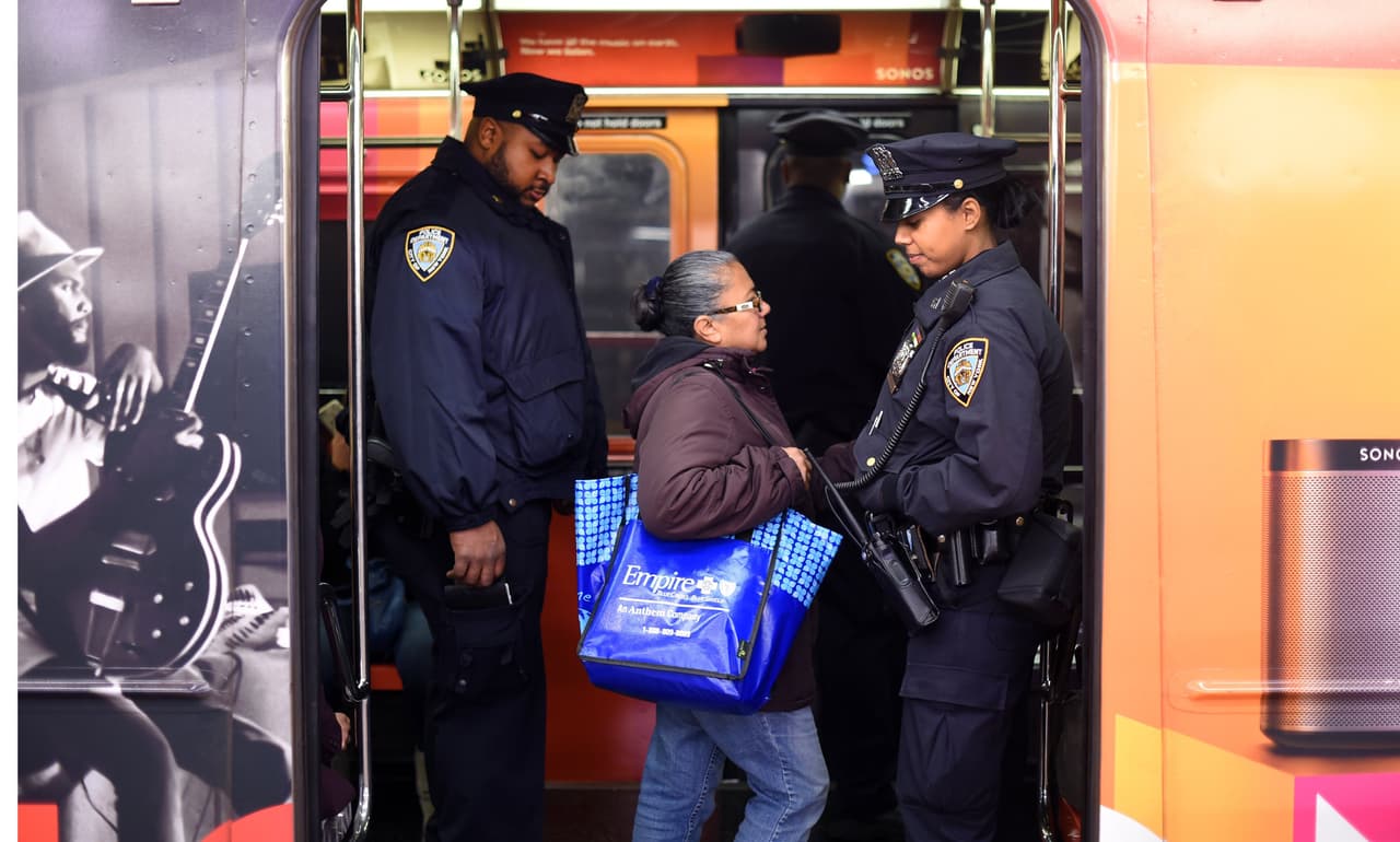 El dolor tras los atentados terroristas ocurridos este viernes en París es palpable en NY en donde cientos de personas, tanto en el Consulado francés como en la plaza Washington Square Park, se reunieron para honrar la memoria de las más de 100 víctimas fatales. El alcalde Bill de Blasio participó en una vigilia, junto al cónsul francés, Bertrand Lortholary, en donde reafirmó el apoyo de los neoyorquinos al pueblo galo.