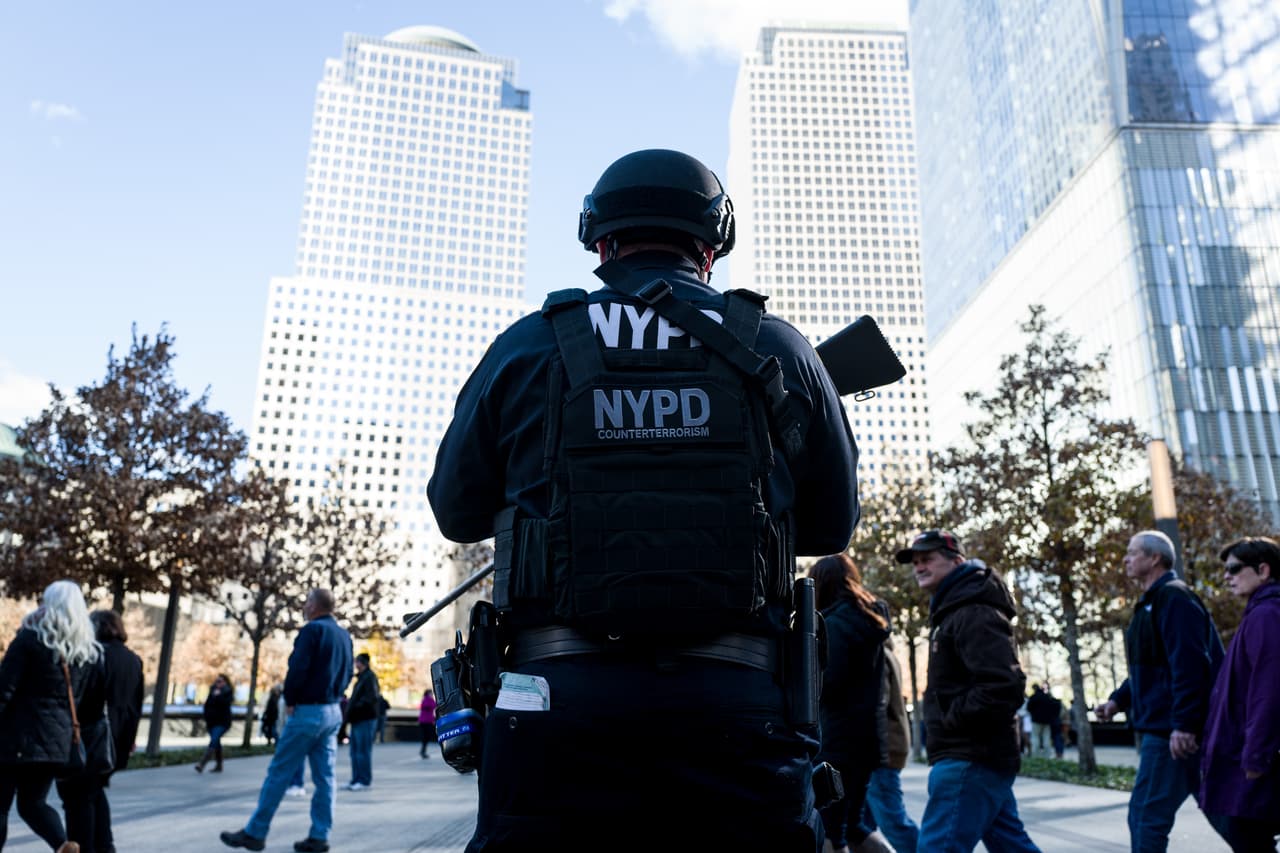 El dolor tras los atentados terroristas ocurridos este viernes en París es palpable en NY en donde cientos de personas, tanto en el Consulado francés como en la plaza Washington Square Park, se reunieron para honrar la memoria de las más de 100 víctimas fatales. El alcalde Bill de Blasio participó en una vigilia, junto al cónsul francés, Bertrand Lortholary, en donde reafirmó el apoyo de los neoyorquinos al pueblo galo.