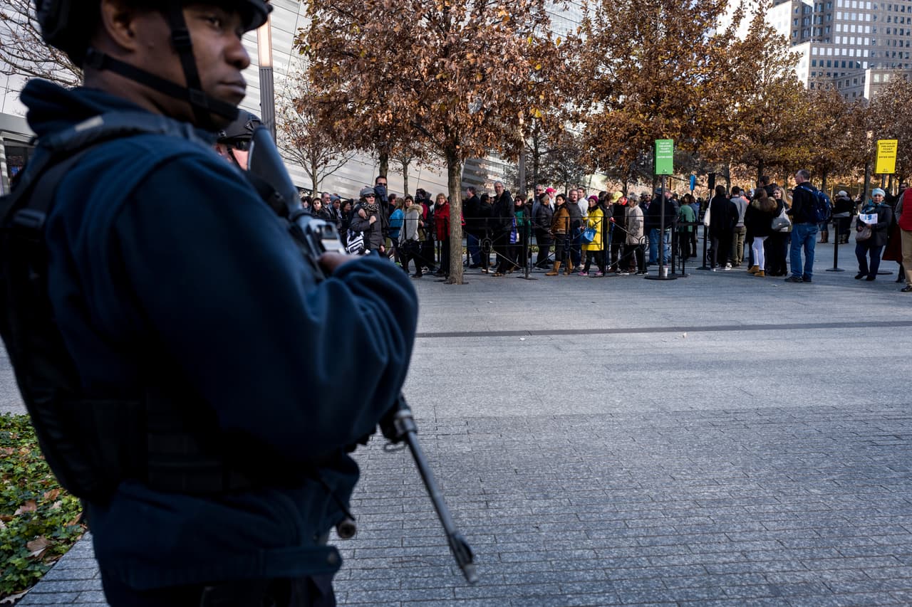El dolor tras los atentados terroristas ocurridos este viernes en París es palpable en NY en donde cientos de personas, tanto en el Consulado francés como en la plaza Washington Square Park, se reunieron para honrar la memoria de las más de 100 víctimas fatales. El alcalde Bill de Blasio participó en una vigilia, junto al cónsul francés, Bertrand Lortholary, en donde reafirmó el apoyo de los neoyorquinos al pueblo galo.