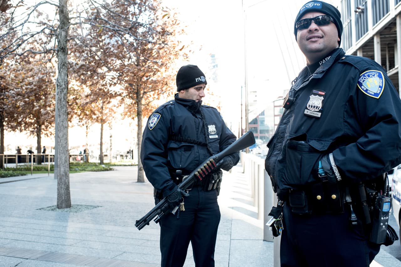 El dolor tras los atentados terroristas ocurridos este viernes en París es palpable en NY en donde cientos de personas, tanto en el Consulado francés como en la plaza Washington Square Park, se reunieron para honrar la memoria de las más de 100 víctimas fatales. El alcalde Bill de Blasio participó en una vigilia, junto al cónsul francés, Bertrand Lortholary, en donde reafirmó el apoyo de los neoyorquinos al pueblo galo.