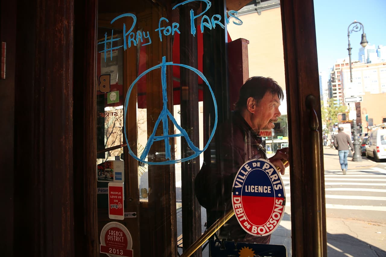 El dolor tras los atentados terroristas ocurridos este viernes en París es palpable en NY en donde cientos de personas, tanto en el Consulado francés como en la plaza Washington Square Park, se reunieron para honrar la memoria de las más de 100 víctimas fatales. El alcalde Bill de Blasio participó en una vigilia, junto al cónsul francés, Bertrand Lortholary, en donde reafirmó el apoyo de los neoyorquinos al pueblo galo.