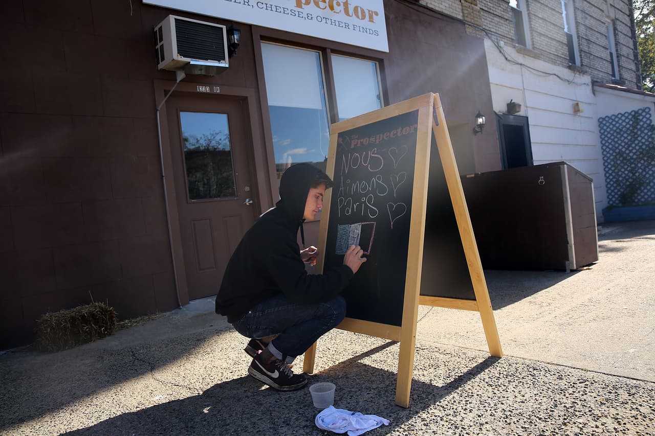 El dolor tras los atentados terroristas ocurridos este viernes en París es palpable en NY en donde cientos de personas, tanto en el Consulado francés como en la plaza Washington Square Park, se reunieron para honrar la memoria de las más de 100 víctimas fatales. El alcalde Bill de Blasio participó en una vigilia, junto al cónsul francés, Bertrand Lortholary, en donde reafirmó el apoyo de los neoyorquinos al pueblo galo.