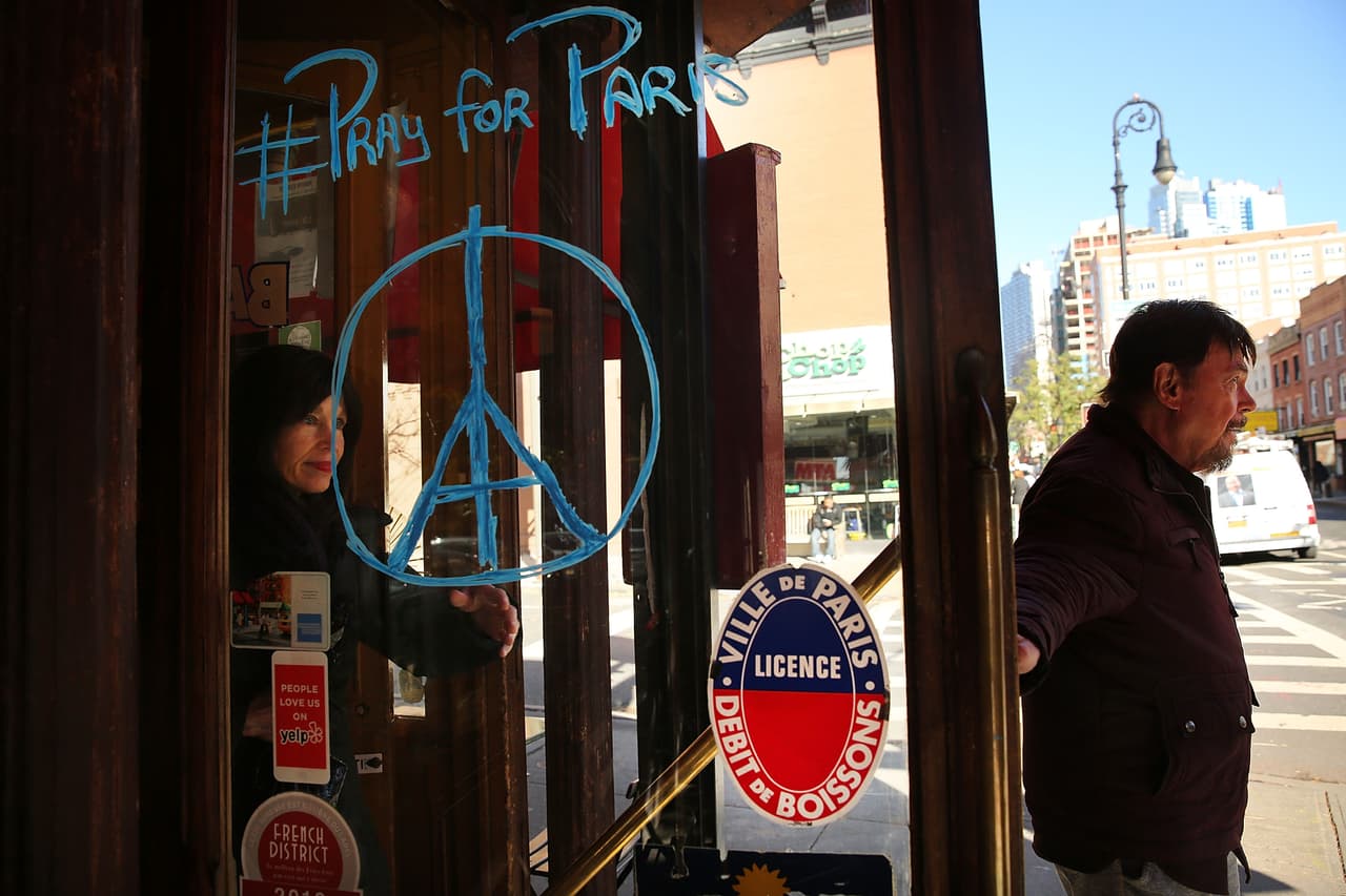 El dolor tras los atentados terroristas ocurridos este viernes en París es palpable en NY en donde cientos de personas, tanto en el Consulado francés como en la plaza Washington Square Park, se reunieron para honrar la memoria de las más de 100 víctimas fatales. El alcalde Bill de Blasio participó en una vigilia, junto al cónsul francés, Bertrand Lortholary, en donde reafirmó el apoyo de los neoyorquinos al pueblo galo.