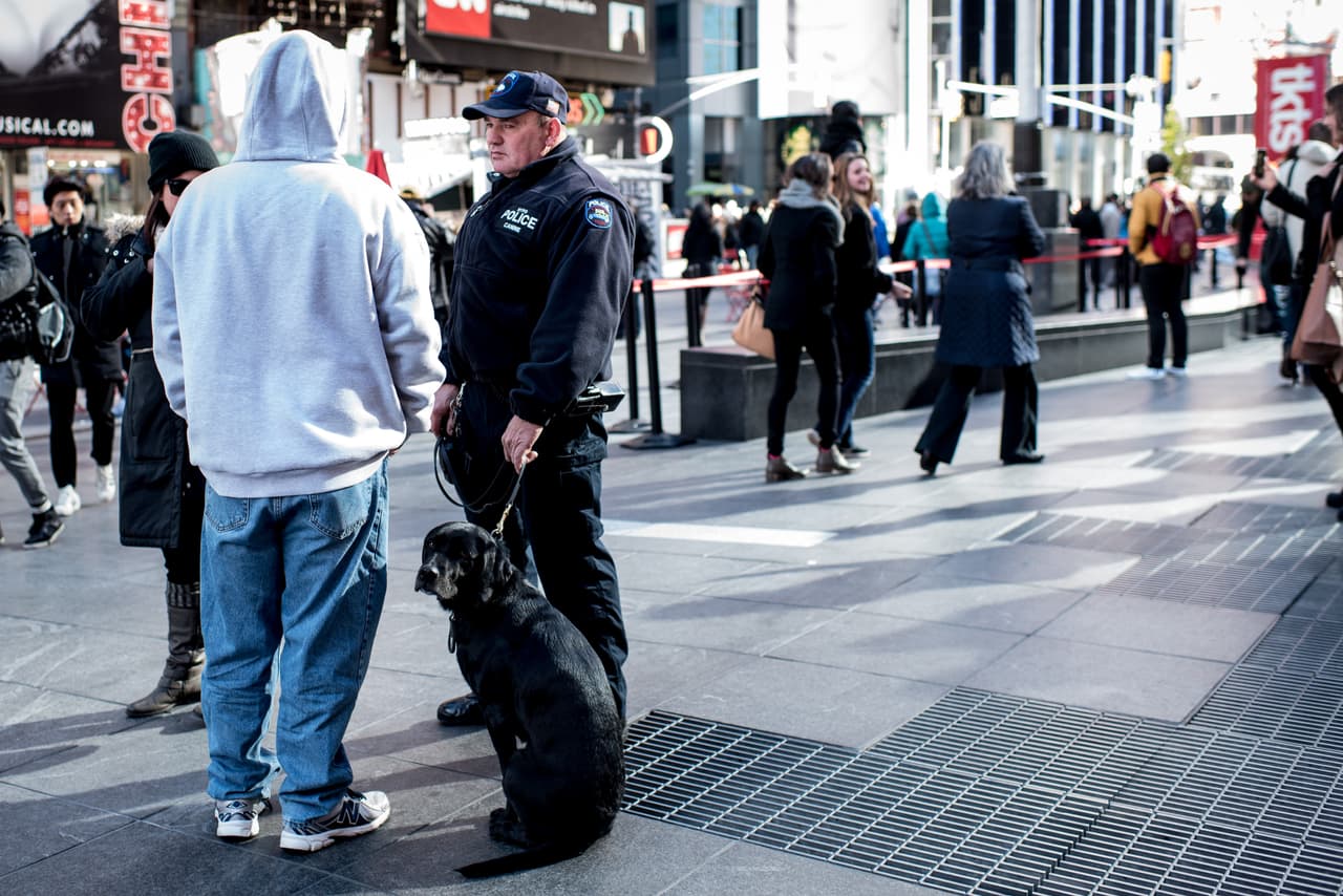 El dolor tras los atentados terroristas ocurridos este viernes en París es palpable en NY en donde cientos de personas, tanto en el Consulado francés como en la plaza Washington Square Park, se reunieron para honrar la memoria de las más de 100 víctimas fatales. El alcalde Bill de Blasio participó en una vigilia, junto al cónsul francés, Bertrand Lortholary, en donde reafirmó el apoyo de los neoyorquinos al pueblo galo.