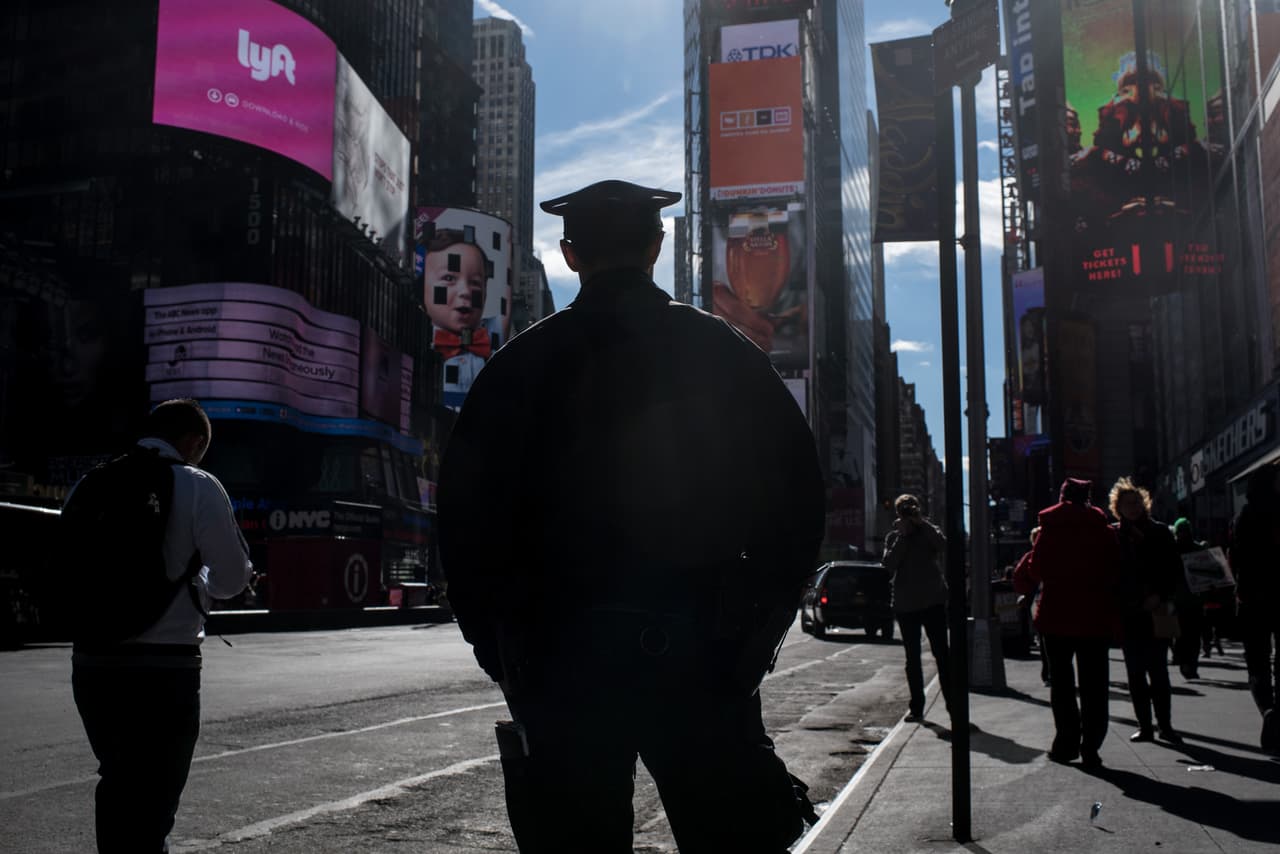 El dolor tras los atentados terroristas ocurridos este viernes en París es palpable en NY en donde cientos de personas, tanto en el Consulado francés como en la plaza Washington Square Park, se reunieron para honrar la memoria de las más de 100 víctimas fatales. El alcalde Bill de Blasio participó en una vigilia, junto al cónsul francés, Bertrand Lortholary, en donde reafirmó el apoyo de los neoyorquinos al pueblo galo.