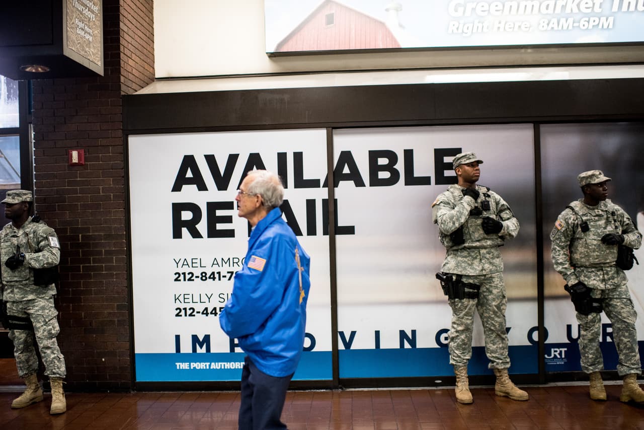 El dolor tras los atentados terroristas ocurridos este viernes en París es palpable en NY en donde cientos de personas, tanto en el Consulado francés como en la plaza Washington Square Park, se reunieron para honrar la memoria de las más de 100 víctimas fatales. El alcalde Bill de Blasio participó en una vigilia, junto al cónsul francés, Bertrand Lortholary, en donde reafirmó el apoyo de los neoyorquinos al pueblo galo.