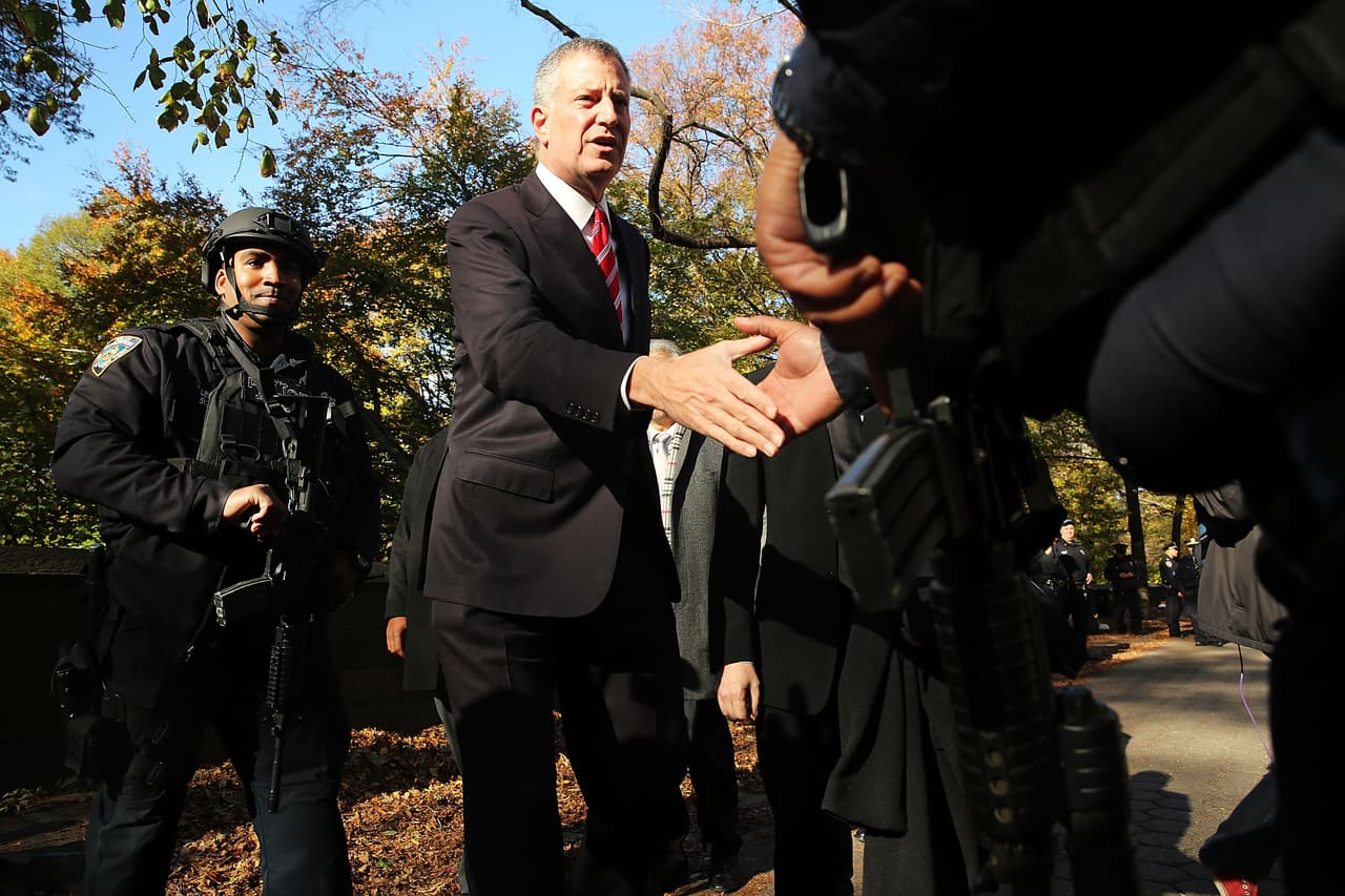 El dolor tras los atentados terroristas ocurridos este viernes en París es palpable en NY en donde cientos de personas, tanto en el Consulado francés como en la plaza Washington Square Park, se reunieron para honrar la memoria de las más de 100 víctimas fatales. El alcalde Bill de Blasio participó en una vigilia, junto al cónsul francés, Bertrand Lortholary, en donde reafirmó el apoyo de los neoyorquinos al pueblo galo.