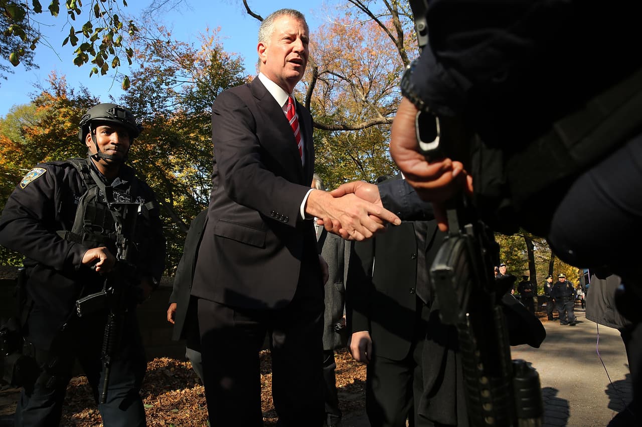 El dolor tras los atentados terroristas ocurridos este viernes en París es palpable en NY en donde cientos de personas, tanto en el Consulado francés como en la plaza Washington Square Park, se reunieron para honrar la memoria de las más de 100 víctimas fatales. El alcalde Bill de Blasio participó en una vigilia, junto al cónsul francés, Bertrand Lortholary, en donde reafirmó el apoyo de los neoyorquinos al pueblo galo.